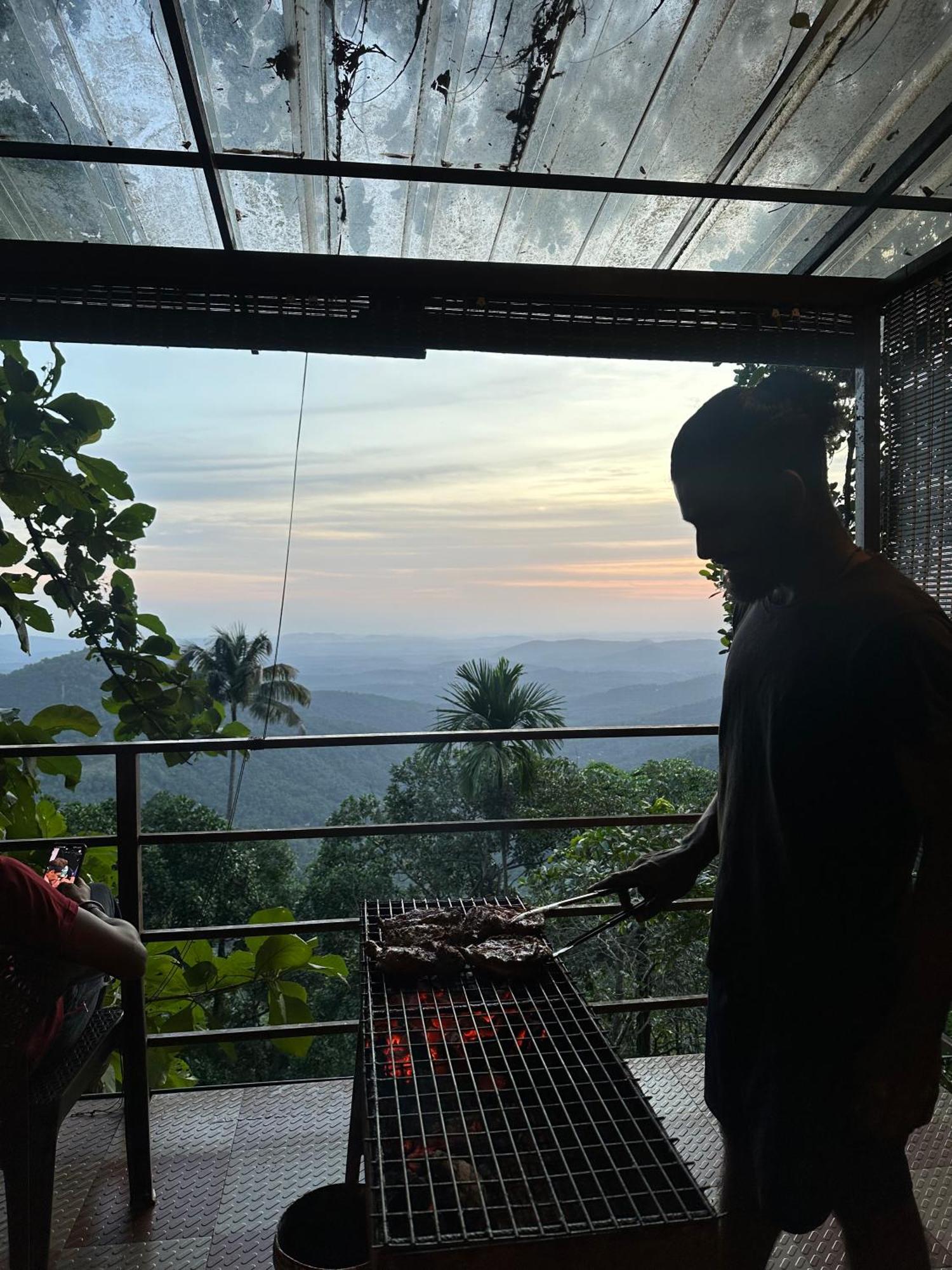 Sunset Valley Kerala Pool Resort - Serene Natural Forest Cottage Stay In Idukki With Sunrise & Sunset Panoramas, Natural Streams & Tranquil Summer Evenings Pīrmed Exteriér fotografie
